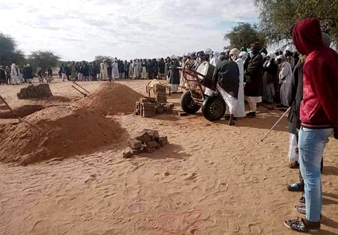 スーダン・ミネラル・リソーシズ・カンパニーが火曜日にSNSプラットフォームで公開した画像には、最初の金鉱崩壊後に、フジャで鉱山労働者の葬儀に集まった弔問客が映し出されている。(AFP)