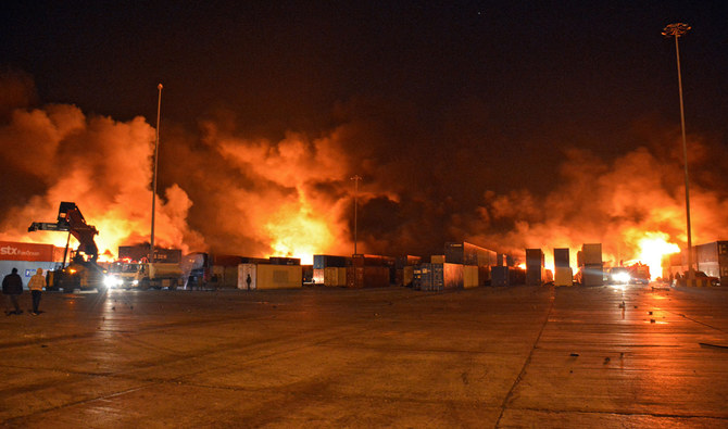 12月28日の早朝、イスラエルによる空爆後、シリアのラタキア港で消火活動にあたる消防士たち。（国営シリア・アラブ通信（SANA）による配布写真、AFP）