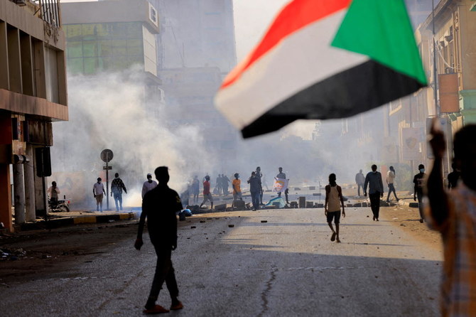 2021年12月19日、スーダンのハルツームで起きた先月のクーデター後の軍政に抗議し、大統領宮殿に向かって行進する人々。（ロイター）