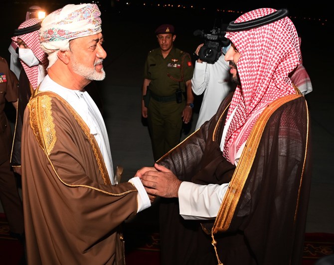 GCC加盟国歴訪中、マスカットでオマーンのスルタン・ハイサム・ビン・ターリク国王の挨拶を受けるムハンマド・ビン・サルマン皇太子。（国営オマーン通信）