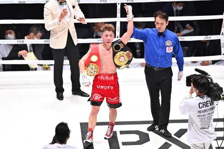 2021年12月14日に東京の国技館で行われたWBA・IBF世界バンタム級タイトルマッチで、アラン・ディパエン（タイ）を破り勝利を祝う日本の井上尚弥。（AFP）