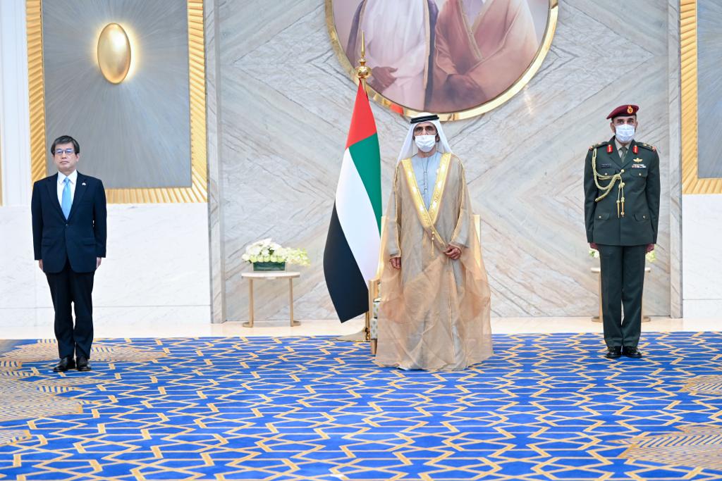 ドバイ首長のシェイク・ムハンマド・ビン・ラーシド・アール・マクトゥーム殿下と日本の磯俣秋夫駐UAE大使。2021年12月22日に撮影（ @DXBMediaOffice のツイッター投稿より）