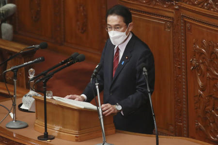 2021年12月6日月曜日、日本の岸田文雄首相が東京の衆議院で招集された臨時国会で所信表明演説を行う。日本では月曜日、イタリアに滞在歴のある男性が新型コロナウイルスの新しい変異株のオミクロン株に感染していることが確認され、オミクロン株感染の3例目のケースとなった。（AP）