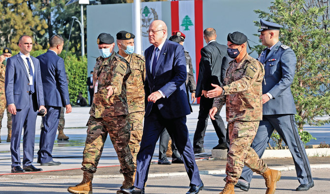 11月22日、レバノンの独立78周年記念日に出席するため、ベイルート附近の国防省に到着したナジブ・ミカティ首相。（AFP/資料）