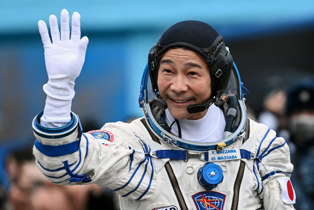 2021年12月8日、バイコヌール宇宙基地で打ち上げ前のソユーズ宇宙船「MS-20」に搭乗する前に手を振る日本の大富豪、前澤友作氏。（AFP通信）