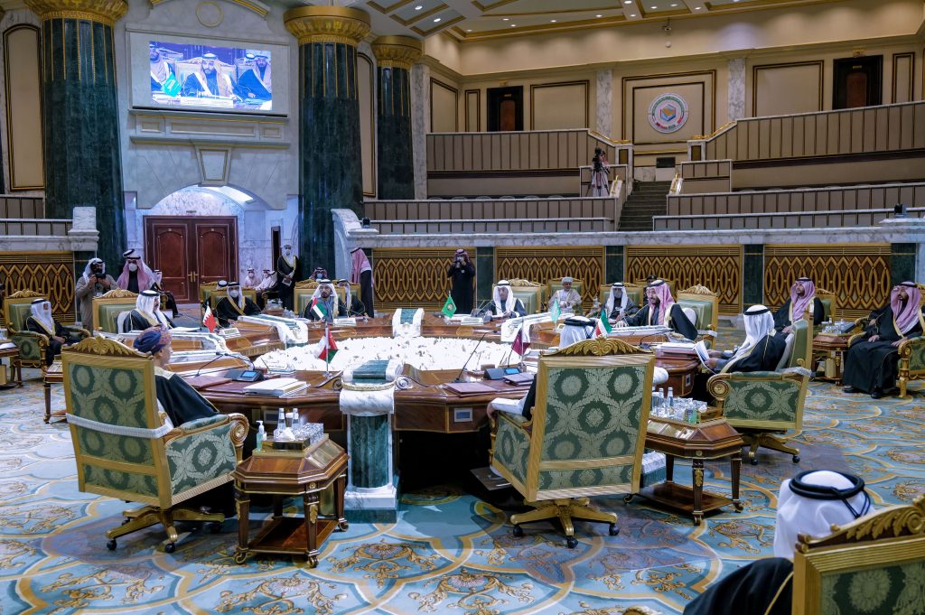 2021年12月14日、UAEの首長国通信（WAM）提供の画像。サウジアラビアの首都リヤドで開催された湾岸協力会議（GCC）首脳会議に出席した湾岸諸国の首脳の様子。（AFP）