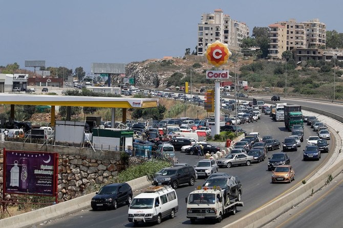 2021年6月24日、レバノンの首都ベイルートの南、ベイルート〜シドン間の高速道路沿いにあるサディヤットのガソリンスタンドで、燃料を求める車が列をなしている。（AFP）