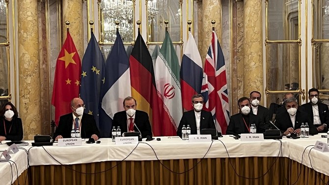 イラン核合意の復活へ向けた交渉に関するJCPOAの会合に出席する、イランとEUの代表者たち。オーストリア・ウィーン。（ファイル/AFP）