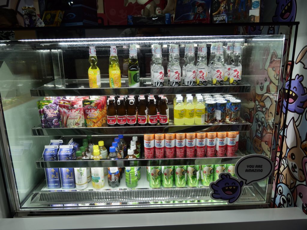 キラクヤはアニメ商品、日本の最も奇抜でユニークなスナックや飲み物などの日本製品を販売している。 (ANJP Photo)