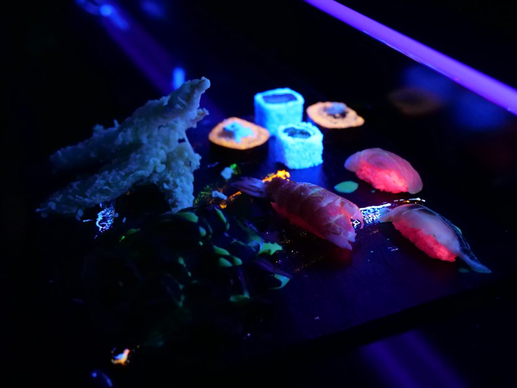 世界初の暗闇で光る寿司バー。
