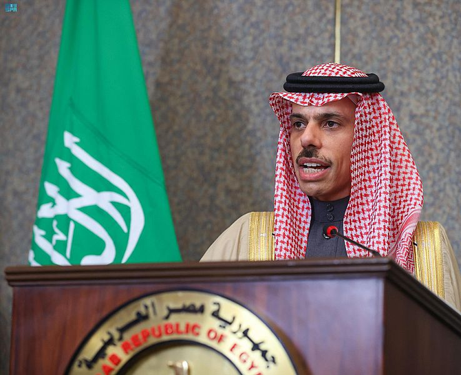 カイロでの記者会見に臨むサウジアラビアのファイサル・ビン・ファルハーン外務大臣。国営サウジ通信 (SPA)