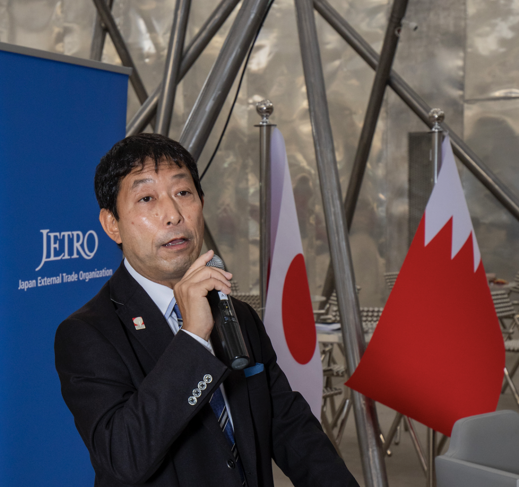 ドバイ万博2020バーレーンパビリオンにて、ジェトロの安藤雅巳所長(提供写真)