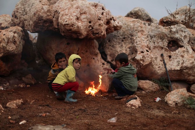 シリア・リリーフのオスマン・モクベル最高責任者は、何百万人ものシリア人が、ストーブで暖をとるために燃料を必要としていると語った。（AFP）