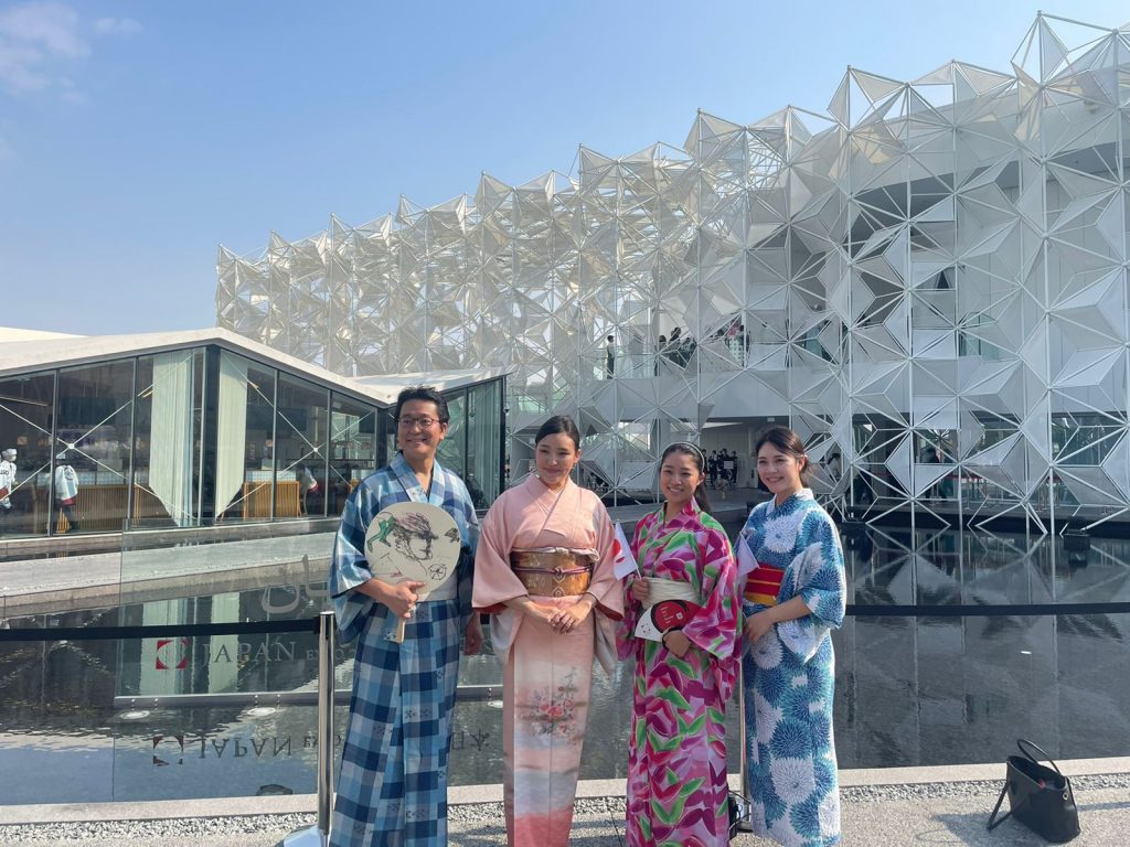 ドバイ万博2020、ジャパンデーに日本パビリオンを訪れる人たち。 (ANJ Photo)