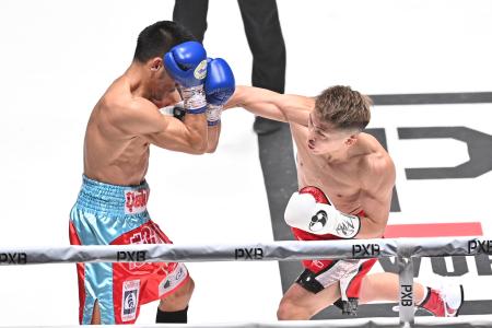 WBA・IBF世界バンタム級タイトルマッチで、挑戦者のアラン・ディパエン（タイ）に右パンチを浴びせる日本の井上尚弥（右）。（AFP）