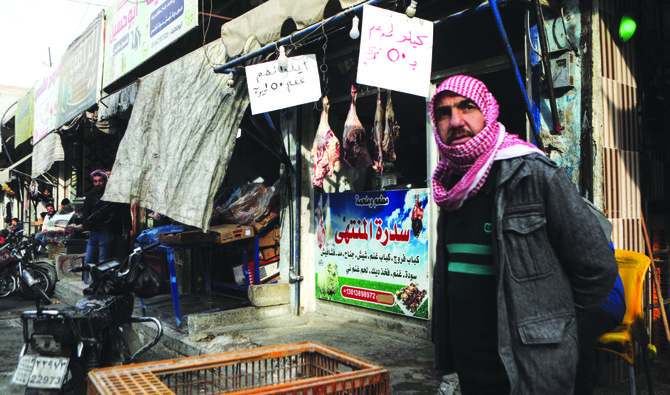 精肉店のそばに1人の男性が立っている。トルコと国境を接するシリア北部・アレッポ県の反体制派が支配するアル・バーブの中央市場にて撮影（写真提供：AFP通信）