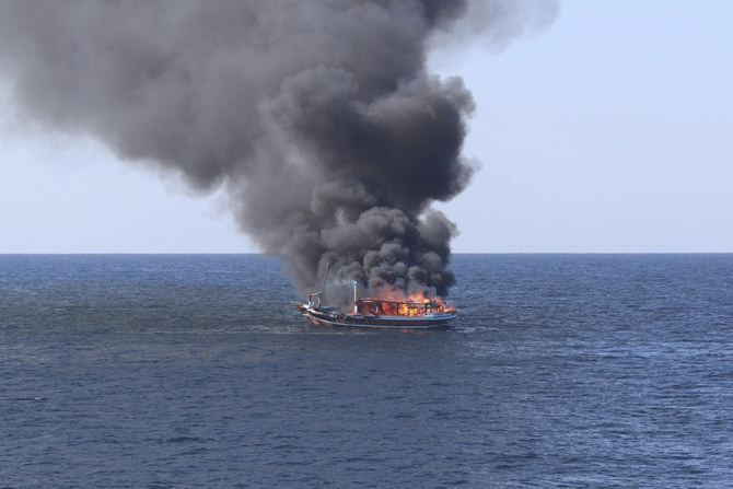 麻薬を密輸していた疑いのある5人のイラン人が船上に秘匿していた麻薬に放火し、伝統的な帆船が炎上している。アラビア湾のオマーン沖にて撮影（写真提供：AP通信、出典は米海軍）