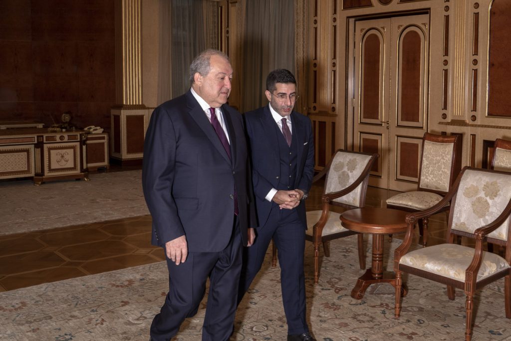 サルキシアン氏(左)はアッバス氏(右)に、大使任命や大使館開設のスケジュールは、政府の関連部署とサウジ外務省の問題であると伝えた。(サイード・アル・アルファジ )
