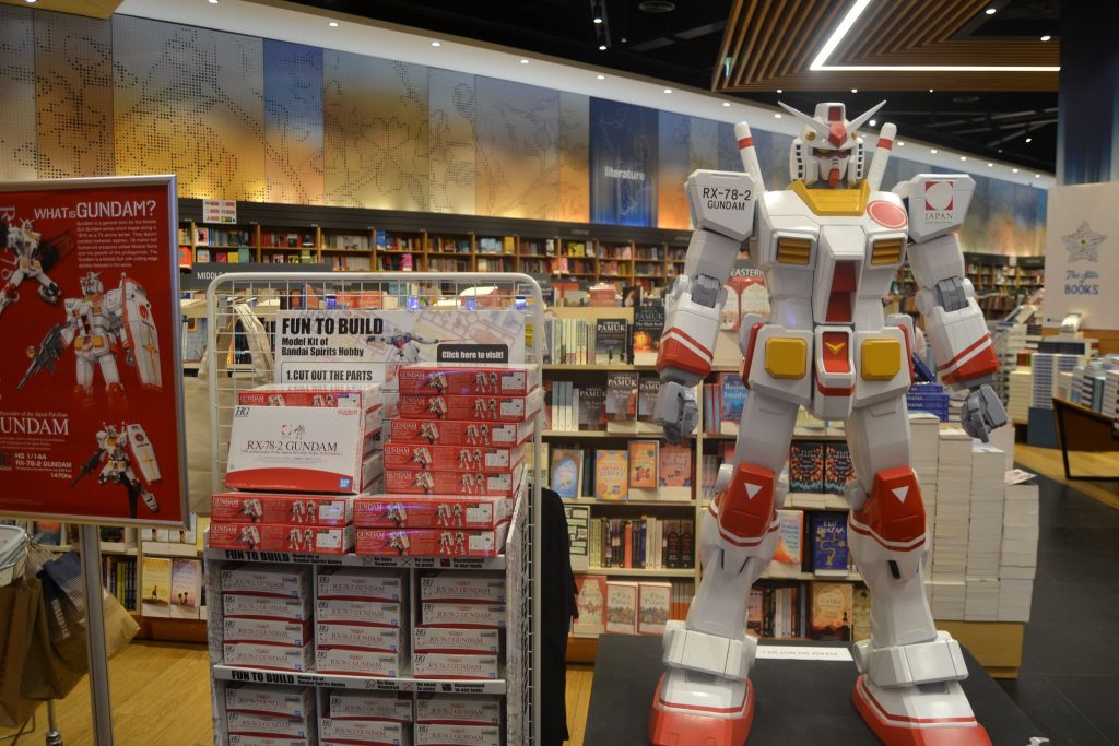 UAE紀伊国屋書店がバンダイとコラボ。ドバイ万博2020日本館特別仕様「ガンダム」のTシャツ、トートバッグ、ミニタオル、キーホルダー、クリアファイルなどのアイテムを制作した。