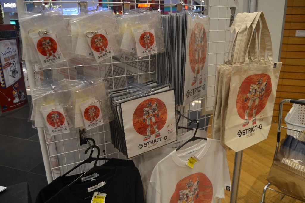 UAE紀伊国屋書店がバンダイとコラボ。ドバイ万博2020日本館特別仕様「ガンダム」のTシャツ、トートバッグ、ミニタオル、キーホルダー、クリアファイルなどのアイテムを制作した。