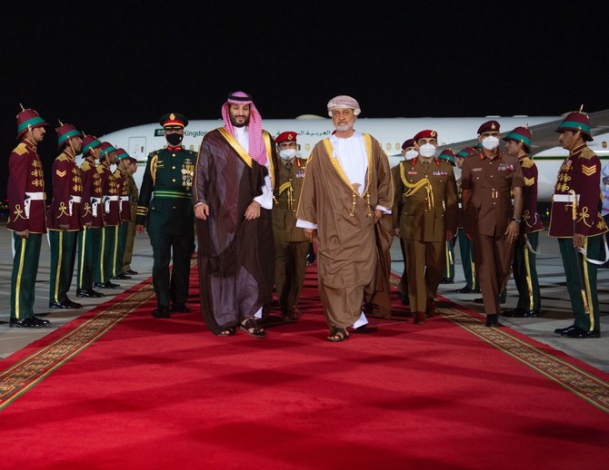 サウジアラビアのムハンマド・ビン・サルマン皇太子は月曜日、湾岸諸国歴訪における最初の訪問先であるオマーンに到着した。（SPA）