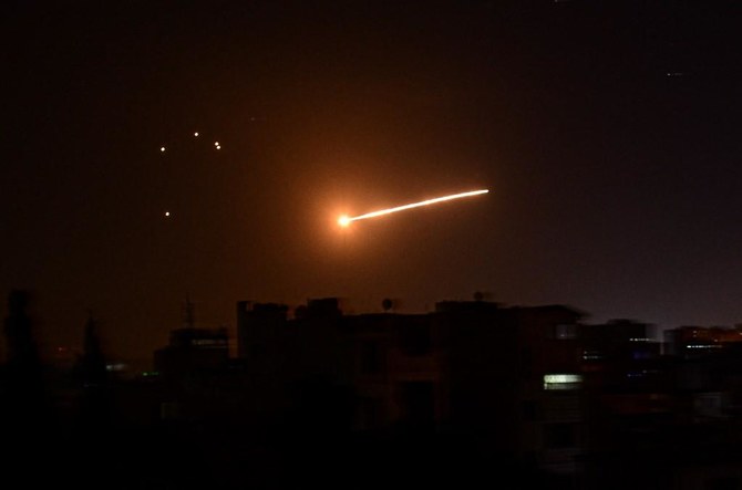 2020年2月24日のこの配布写真では、上空でシリア防空軍がイスラエルのミサイルを迎撃している。イスラエルは、いわゆるシリア国内のイラン系標的に対して頻繁に攻撃を加えている。(SANA、AFP通信資料写真より)