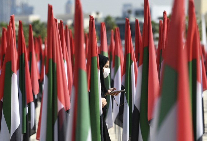 2020年12月2日、UAEの建国記念日の祝典に出席する市民。（AFP）