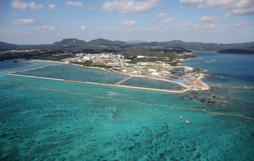 在日米軍施設の70%が集中する沖縄県は、15日に1829人の新規コロナウイルス感染者を記録したと発表した。（AFP）