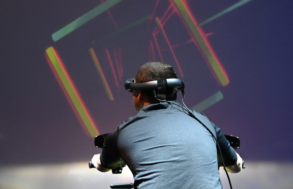 米スチームが手掛けるVRゲーム配信サービス「スチームVR」に対応した。 (AFP)