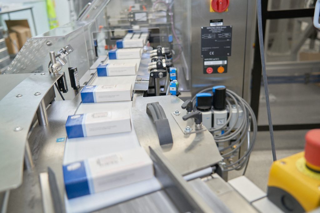 写真提供：ファイザー。ドイツ・フライブルクのファイザーの研究所で製造される新型コロナの試験薬。 (AFP)