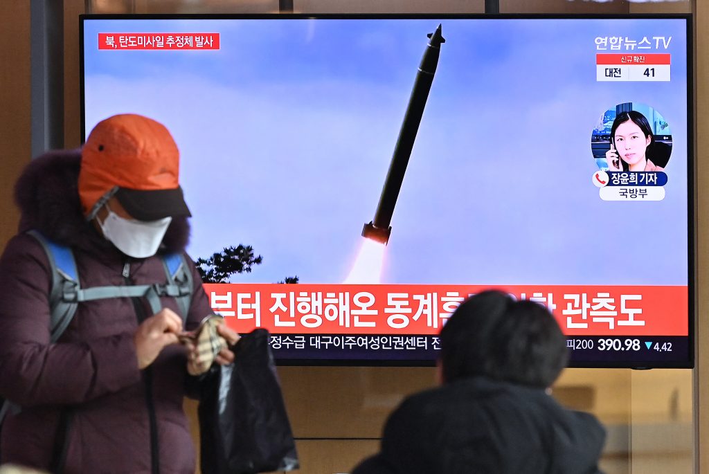 岸田政権下では、衆院選が公示された昨年１０月１９日、北朝鮮が日本海に向け弾道ミサイルを発射。(AFP)