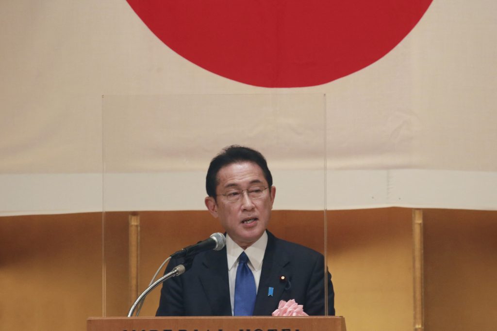 首相は、無料検査の拡大やワクチンの3回目接種、経口治療薬の供給を進めることで、「医療逼迫を防ぎながら国民の安心安全につなげる」と強調。(AFP)