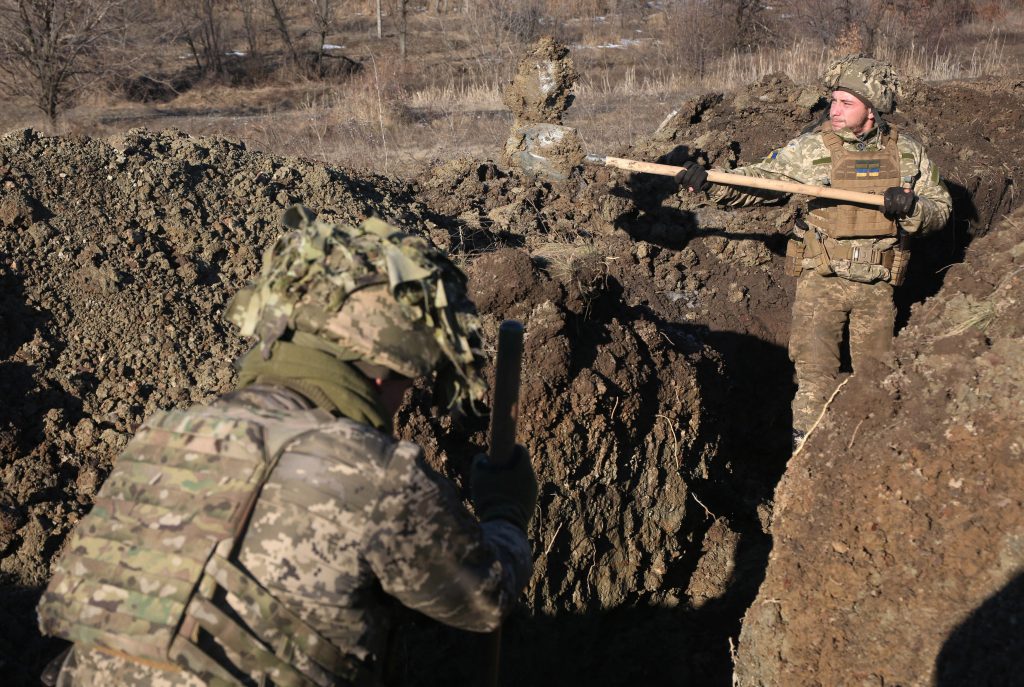 ロシアの支援を受ける分離独立派と対峙する前線で、塹壕を掘るウクライナ軍傘下の軍事組織「ウクライナ国家親衛隊」、ウクライナ南東部ドネツク州アウディーイウカ市近郊、2022年1月8日。（AFP）