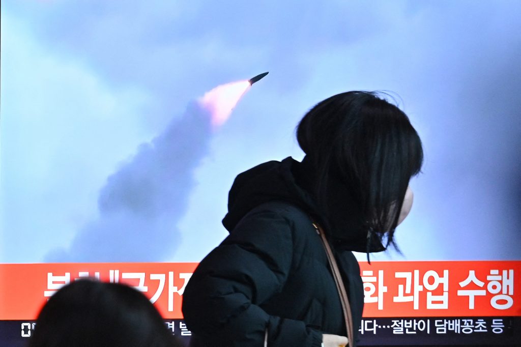 岸田文雄首相は１１日、記者団に「北朝鮮が継続してミサイルを発射していることは極めて遺憾だ」と表明。(AFP)