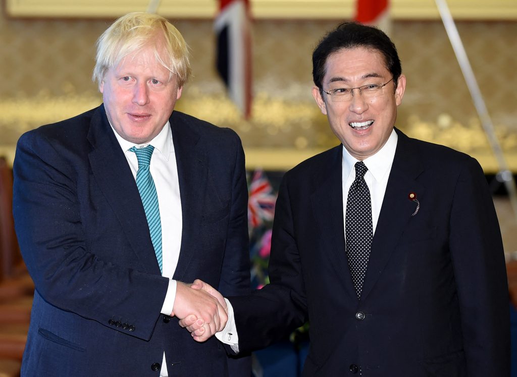 2017年7月21日、東京・飯倉公館で、ボリス・ジョンソン英国外務・英連邦大臣（当時）と岸田文雄外相（当時）（AFP）。