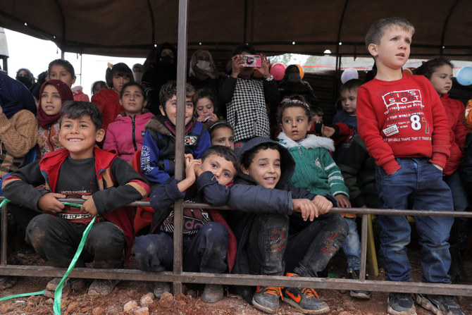 2021年11月20日、シリアの反体制派勢力が支配するイドリブ県にあるシリア人避難民のためのハランブッシュ・キャンプで、世界子供の日を祝う屋外イベントに参加する子供たち。（オマー・ハジ・カドウアー/AFP）