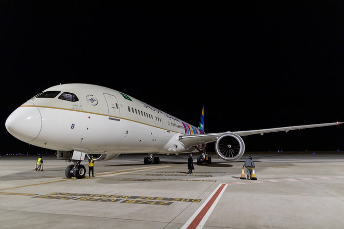 サウディア航空によるパリからの初の直行便が木曜の夜にアル・ウラーに着陸した。(提供写真)