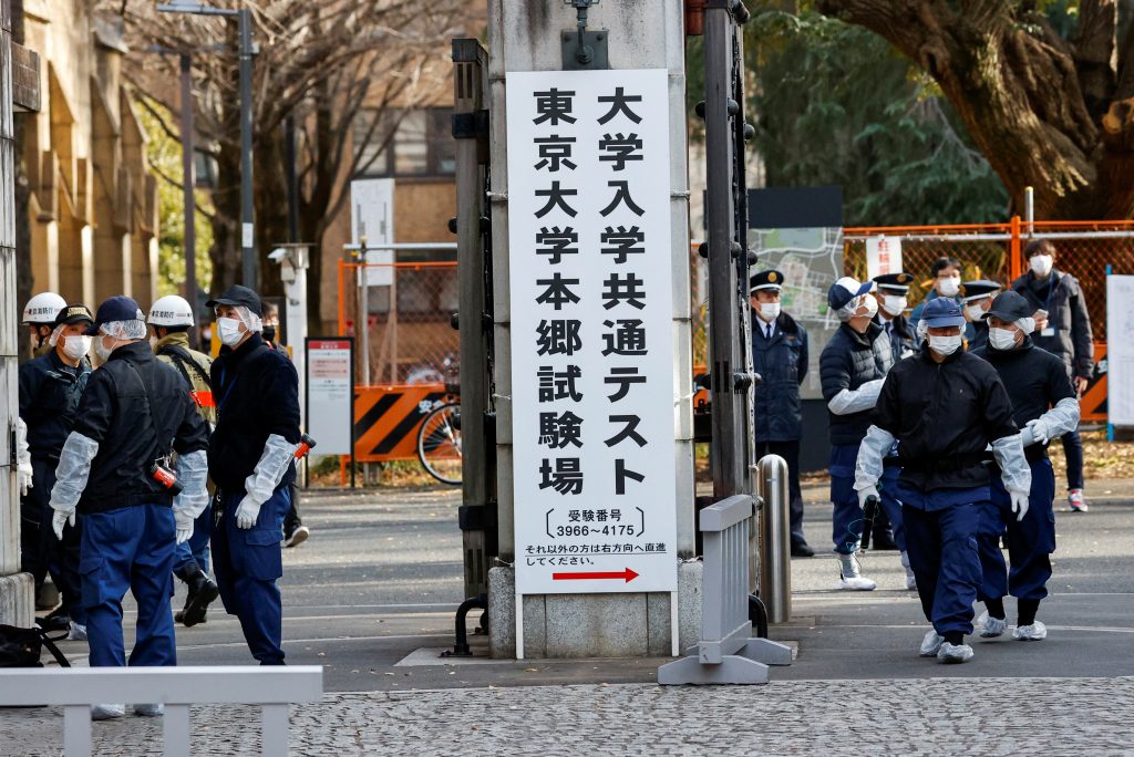 2022年1月15日、殺傷事件の起こった東京大学の入場門で調査を行う警察官。（ファイル写真/ロイター）