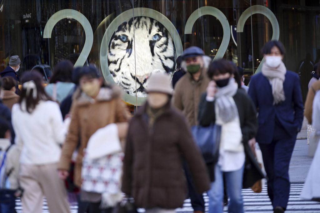 「まん延防止等重点措置」は今月に先んじて同様の措置が適用された沖縄、広島、山口の3県を含め、全国16の都県を対象に実施される予定となっている。（AP通信）