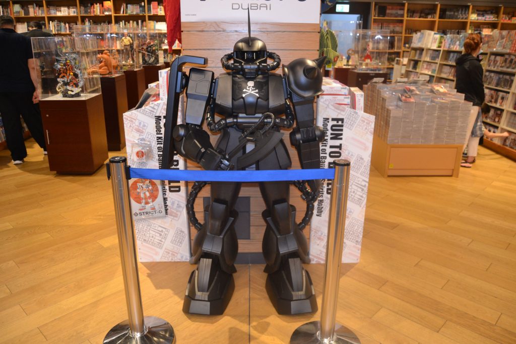 ポップアップストアの目玉は「STRICT-G」や「ガンプラ」の限定商品、人間大のSTRICT-G商品である1/12 MS-06 ザクII （マスターマインド・ジャパンver.）などだ。