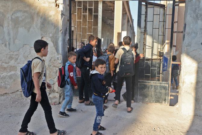 2021年11月20日、シリアの反体制派勢力が支配するイドリブ県にあるシリア人避難民のためのハランブッシュ・キャンプで、世界子供の日を祝う屋外イベントに参加する子供たち。（オマー・ハジ・カドウアー/AFP）