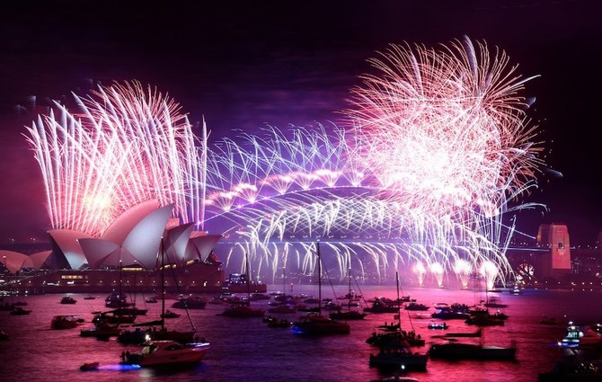 2022年1月1日の花火ショーでシドニーを象徴するハーバーブリッジとオペラハウスの上を花火が彩る。（AFP）