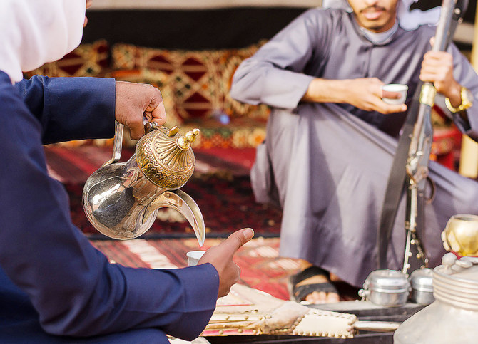 アラビアの伝統的なコーヒーは古くから、寛大さとサウジアラビア独自のおもてなしの心を連想させるものである。（シャッターストック）