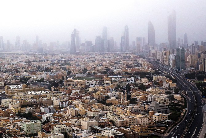 砂嵐が起きているクウェート市街のスカイライン。2021年3月12日に撮影（写真提供：AFP通信）