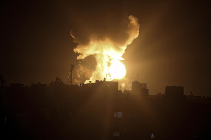イスラエル軍は、ハマスが支配する地区からロケット弾が発射された翌日、ガザ地区の武装勢力の標的に対する攻撃を開始したと発表した。（AP/Yousef Masoud）