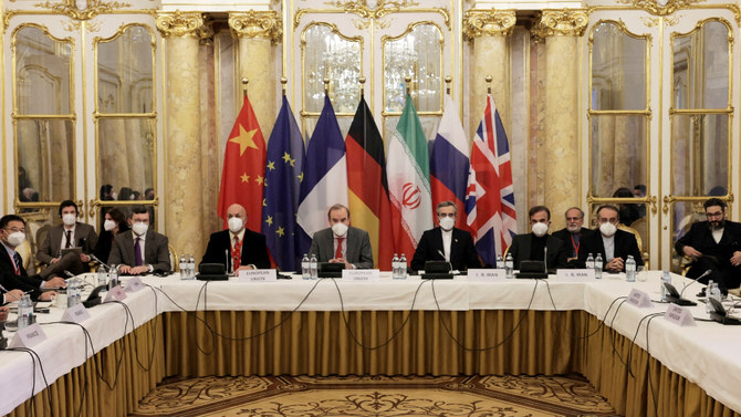 オーストリアのウィーンでJCPOA合同委員会の会議の開始を待つ、欧州対外活動庁（EEAS）のエンリケ・モラ事務次長と、イランのアリ・バゲリ・カーニ主席核交渉官と、代表団。（ロイター通信/資料写真）