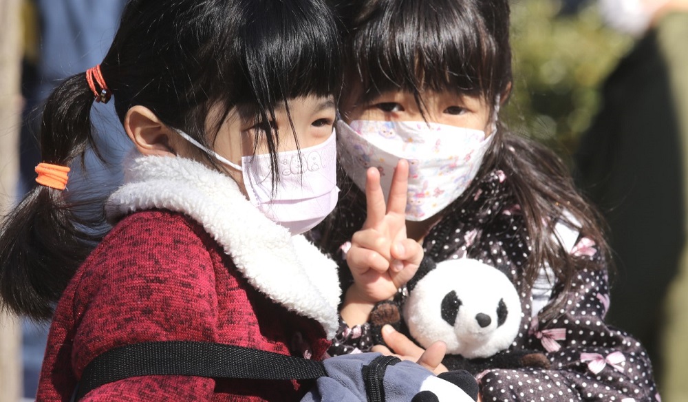 6月に東京の上野動物園で生まれた双子（兄のシャオシャオと妹のレイレイ）は、かわらしく遊ぶ姿を収めようと客がスマホをかざす中、第一歩を踏み出した。（(ANJ/ Pierre Boutier)）
