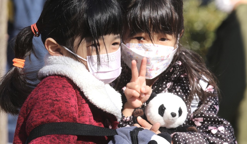6月に東京の上野動物園で生まれた双子(兄のシャオシャオと妹のレイレイ)は、かわらしく遊ぶ姿を収めようと客がスマホをかざす中、第一歩を踏み出した。((ANJ/ Pierre Boutier))
