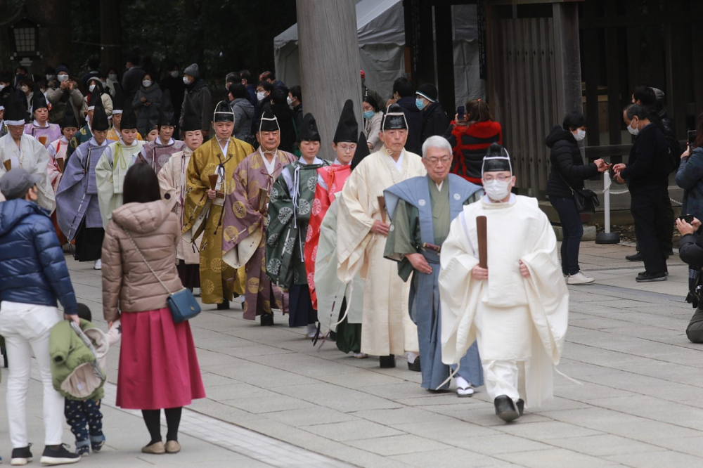 小笠原藩の伝統衣装を身に纏った約40人が明治神宮の東門を通って社殿に入り、元服式が行われた。(ANJ/ Pierre Boutier)