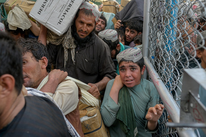 人道的支援による物資提供により、パキスタン国境沿いの避難民コミュニティが冬を乗り切ることができた。（提供）